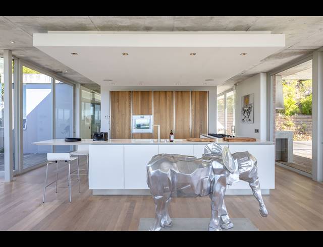 5 BEDROOM FREEHOLD TO LET IN CONSTANTIA